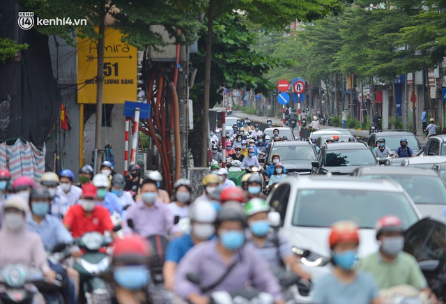 Đường phố Hà Nội đông nghịt sau khi dỡ bỏ toàn bộ chốt phân vùng, nới lỏng giãn cách xã hội - Ảnh 10.