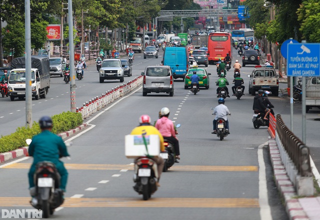 TPHCM sau gia hạn giãn cách: Chốt kiểm soát đông đúc, giao thông nhộn nhịp - Ảnh 11.