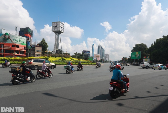 TPHCM sau gia hạn giãn cách: Chốt kiểm soát đông đúc, giao thông nhộn nhịp - Ảnh 12.