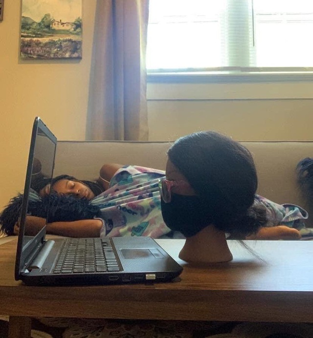 Nữ sinh ngủ ngon lành nhưng cô giáo tưởng đang học online chăm chỉ, nhìn kỹ thì ngất lịm vì trò lừa quá tinh quái - Ảnh 1.