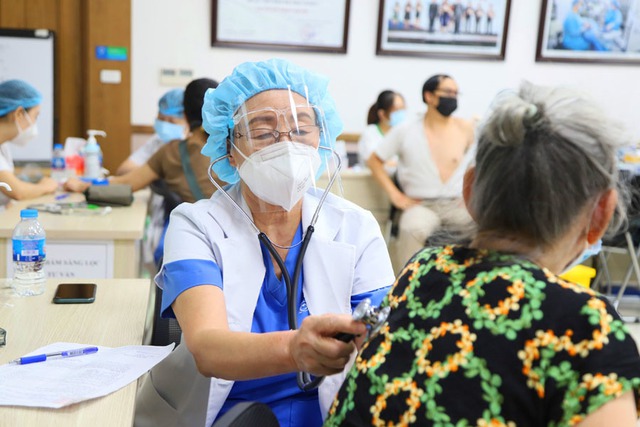 Nữ bác sĩ 72 tuổi tình nguyện đi chống dịch: ‘Không thể đứng ngoài cuộc chiến’ - Ảnh 3.