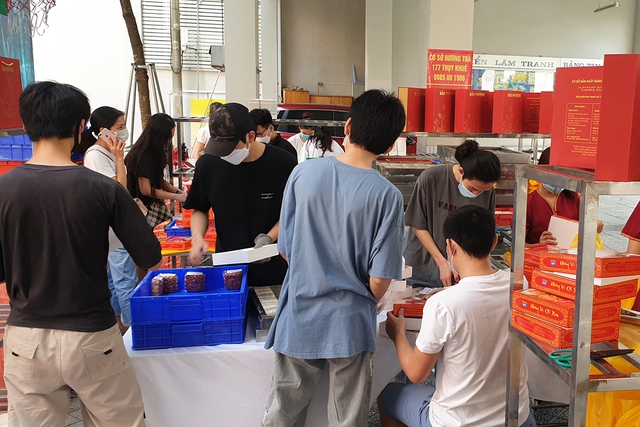 Hình ảnh khác lạ người dân Hà Nội ùn ùn đội nắng xếp hàng mua bánh Trung thu Bảo Phương giữa mùa dịch - Ảnh 5.