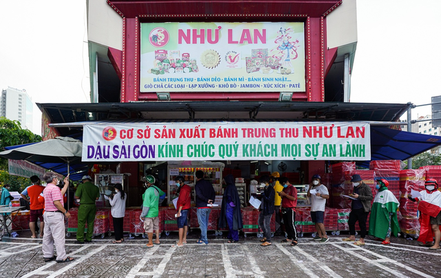 Cảnh tượng bất ngờ ở các tiệm bánh Trung thu ở Hà Nội, Sài Gòn sau chuỗi ngày căng thẳng vì dịch bệnh - Ảnh 8.