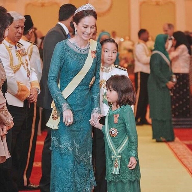  Tiểu mỹ nhân của Hoàng gia Malaysia: Công chúa sinh ra trên núi vàng, gây sốt với loạt biểu cảm khó ở và càng lớn càng xinh - Ảnh 2.