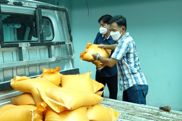 Thầy giáo tình nguyện vào tâm dịch tặng hàng tấn gạo, rau… cho người dân - Ảnh 1.