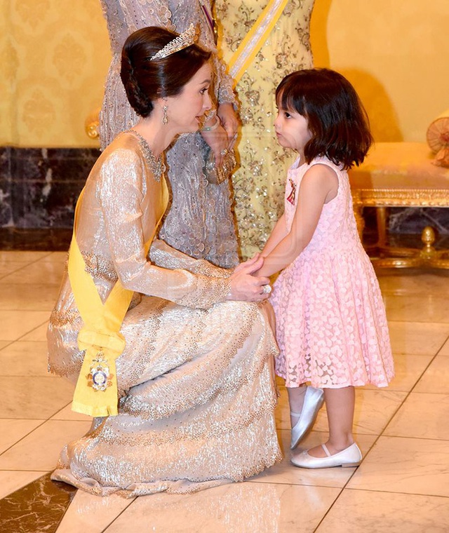  Tiểu mỹ nhân của Hoàng gia Malaysia: Công chúa sinh ra trên núi vàng, gây sốt với loạt biểu cảm khó ở và càng lớn càng xinh - Ảnh 3.