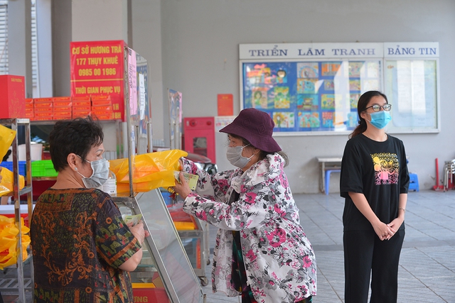 Hình ảnh khác lạ người dân Hà Nội ùn ùn đội nắng xếp hàng mua bánh Trung thu Bảo Phương giữa mùa dịch - Ảnh 7.