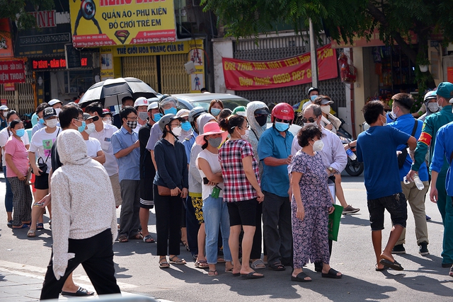 Hình ảnh khác lạ người dân Hà Nội ùn ùn đội nắng xếp hàng mua bánh Trung thu Bảo Phương giữa mùa dịch - Ảnh 6.