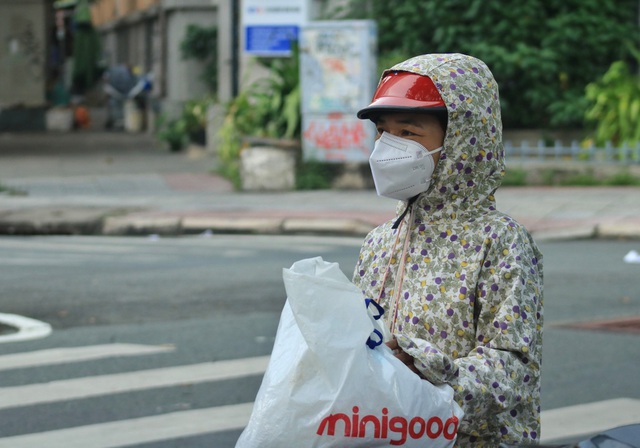 Cảnh tượng bất ngờ ở các tiệm bánh Trung thu ở Hà Nội, Sài Gòn sau chuỗi ngày căng thẳng vì dịch bệnh - Ảnh 9.