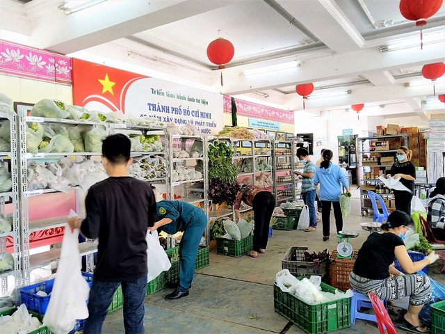 Cô giáo làm nhân viên chốt đơn, anh dân quân ship hàng tối ngày - Ảnh 2.