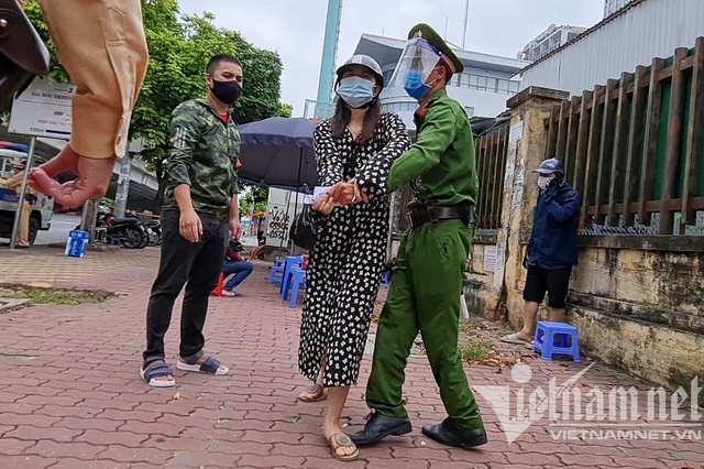 Cô gái giật giấy đi đường của tổ cơ động khi bị kiểm tra ở Hà Nội - Ảnh 2.
