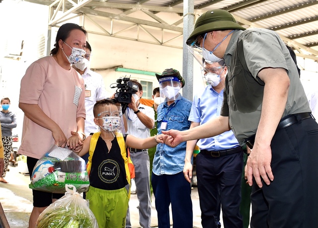 Thủ tướng kiểm tra đột xuất, chỉ đạo trực tuyến công tác phòng chống dịch tại các ‘pháo đài’ - Ảnh 2.