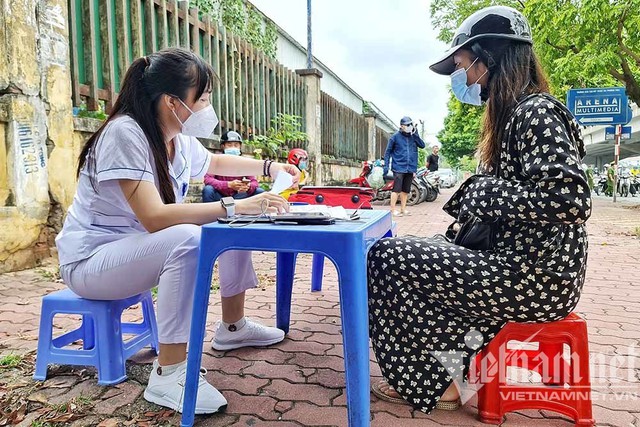 Cô gái giật giấy đi đường của tổ cơ động khi bị kiểm tra ở Hà Nội - Ảnh 3.
