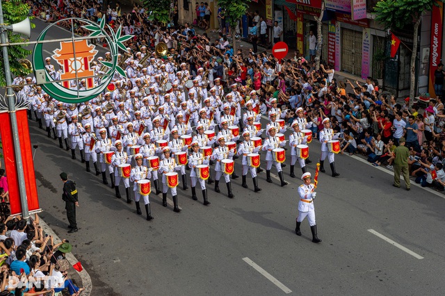 Ngắm Lễ diễu binh hùng tráng, rộn ràng đường phố Thủ đô dịp Quốc khánh 2015 - Ảnh 23.