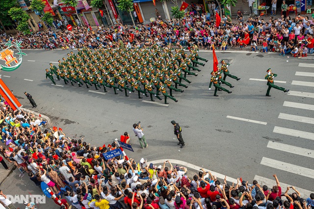 Ngắm Lễ diễu binh hùng tráng, rộn ràng đường phố Thủ đô dịp Quốc khánh 2015 - Ảnh 24.