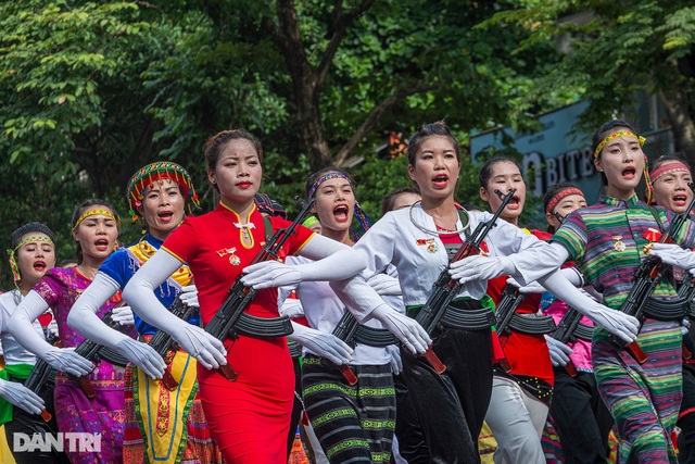 Ngắm Lễ diễu binh hùng tráng, rộn ràng đường phố Thủ đô dịp Quốc khánh 2015 - Ảnh 30.