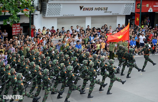 Ngắm Lễ diễu binh hùng tráng, rộn ràng đường phố Thủ đô dịp Quốc khánh 2015 - Ảnh 32.