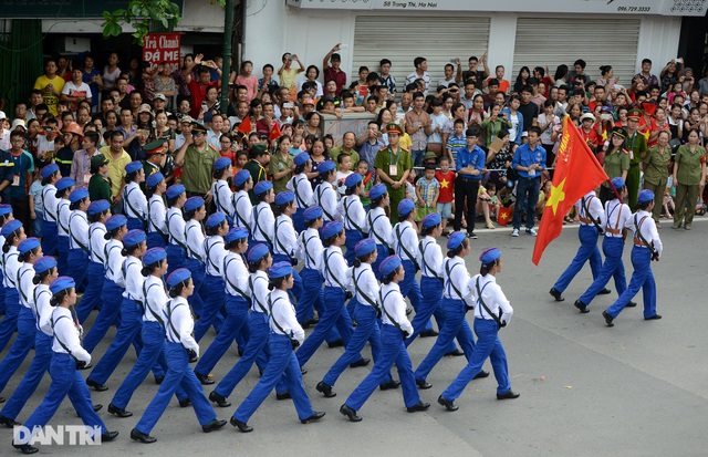 Ngắm Lễ diễu binh hùng tráng, rộn ràng đường phố Thủ đô dịp Quốc khánh 2015 - Ảnh 39.