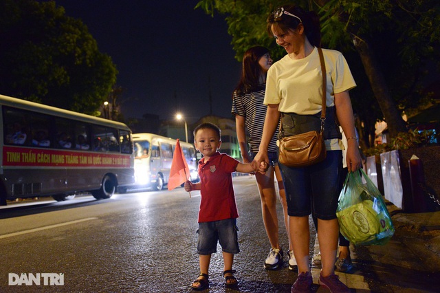 Ngắm Lễ diễu binh hùng tráng, rộn ràng đường phố Thủ đô dịp Quốc khánh 2015 - Ảnh 41.