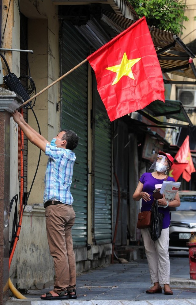 Hình ảnh nhân dân Thủ đô treo cờ rực rỡ kỷ niệm ngày Quốc khánh - Ảnh 3.