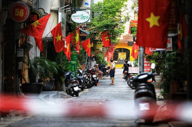 Hình ảnh nhân dân Thủ đô treo cờ rực rỡ kỷ niệm ngày Quốc khánh - Ảnh 8.