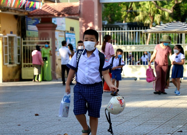 Ảnh: Học sinh Thừa Thiên Huế nô nức trở lại trường sau thời gian nghỉ học do dịch - Ảnh 7.