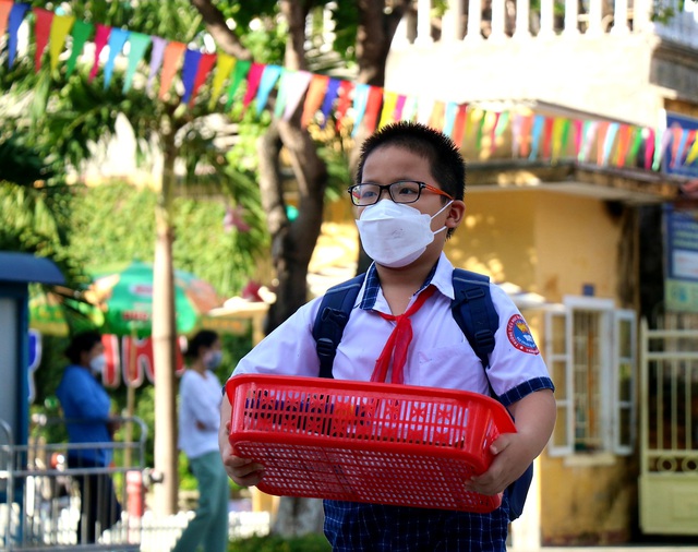 Ảnh: Học sinh Thừa Thiên Huế nô nức trở lại trường sau thời gian nghỉ học do dịch - Ảnh 5.