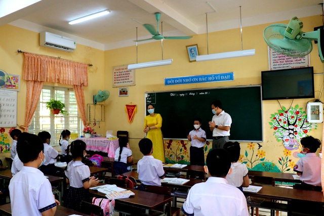 Ảnh: Học sinh Thừa Thiên Huế nô nức trở lại trường sau thời gian nghỉ học do dịch - Ảnh 15.