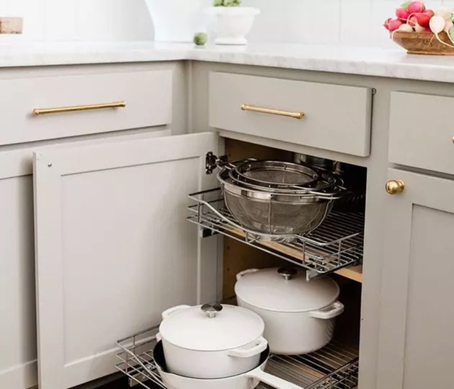 11 mẹo tuyệt vời để sắp xếp được những ngăn tủ bếp hoàn hảo chẳng chê được chỗ nào - Ảnh 1.
