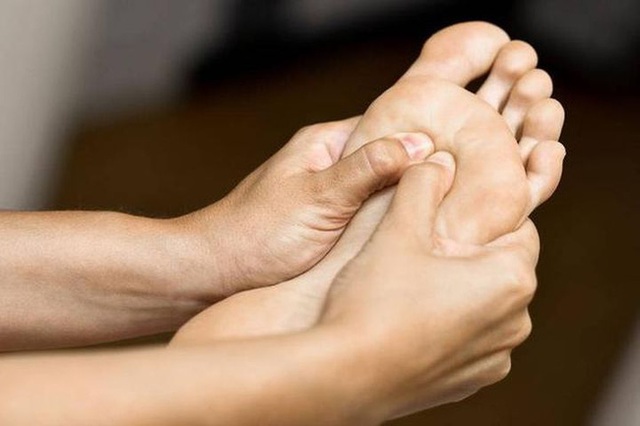 Nhìn bàn chân đoán bệnh: Có 4 điểm bất thường trên bàn chân, cần đi khám thận khẩn cấp - Ảnh 1.