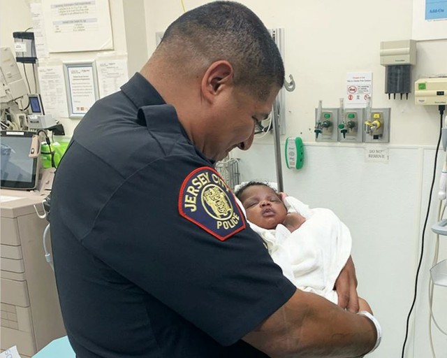 Cảnh sát đỡ được đứa bé 1 tháng tuổi bị ném từ ban công - Ảnh 2.