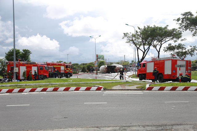 Xe chở 20 tấn gas bị lật ở Đà Nẵng, sẵn sàng di dân trong bán kính 100 mét - Ảnh 2.