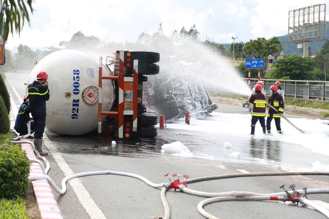 Xe chở 20 tấn gas bị lật ở Đà Nẵng, sẵn sàng di dân trong bán kính 100 mét - Ảnh 4.
