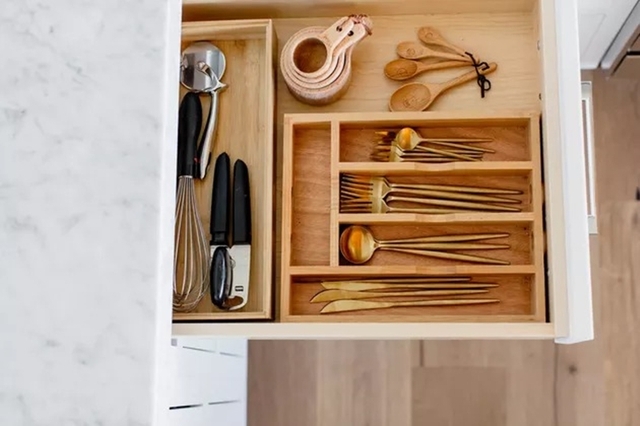 11 mẹo tuyệt vời để sắp xếp được những ngăn tủ bếp hoàn hảo chẳng chê được chỗ nào - Ảnh 6.