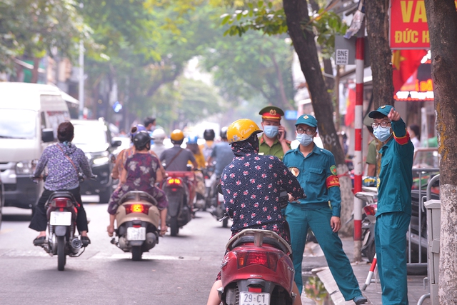 Hà Nội: Hàng trăm người kéo đến đường Thụy Khuê mua bánh, lực lượng chức năng căng mình giữ trật tự. - Ảnh 8.