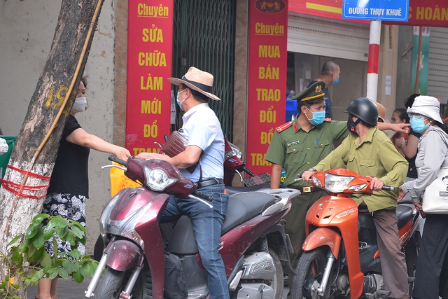 Hà Nội: Hàng trăm người kéo đến đường Thụy Khuê mua bánh, lực lượng chức năng căng mình giữ trật tự. - Ảnh 1.