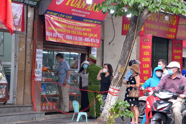 Hà Nội: Hàng trăm người kéo đến đường Thụy Khuê mua bánh, lực lượng chức năng căng mình giữ trật tự. - Ảnh 13.