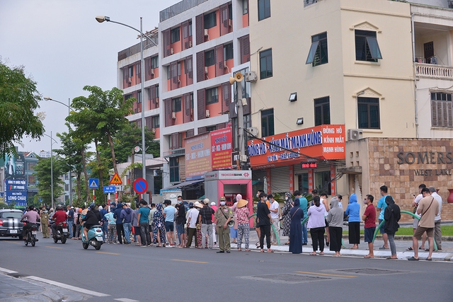 Hà Nội: Hàng trăm người kéo đến đường Thụy Khuê mua bánh, lực lượng chức năng căng mình giữ trật tự. - Ảnh 6.