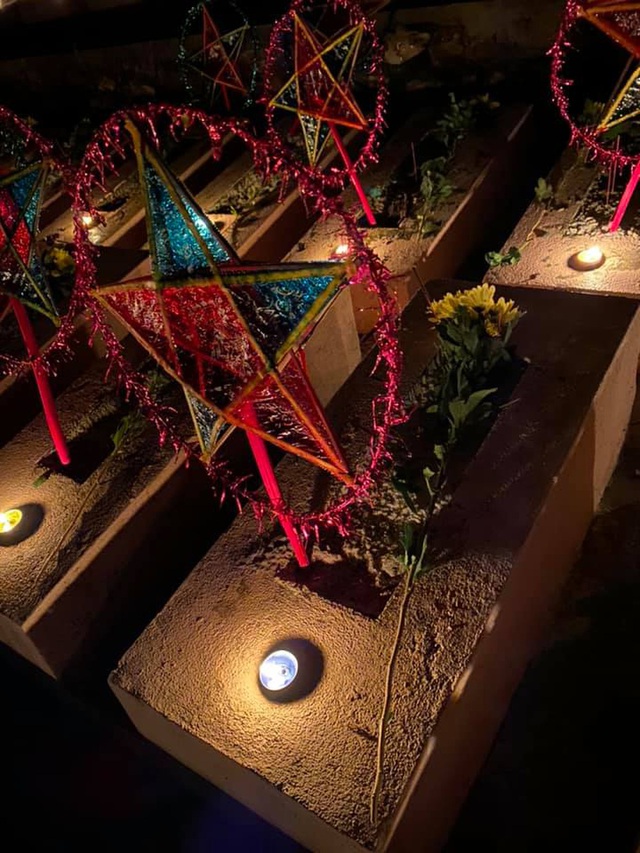  Trung thu đặc biệt tại nghĩa trang thai nhi: 300 chiếc đèn ông sao, hàng nghìn ánh nến rọi sáng bừng cả màn đêm - Ảnh 1.
