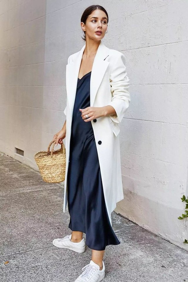 Slip dress   blazer: Cặp đôi trái dấu giúp nàng 30  đẹp xuất sắc trong ngày trở lại sở làm - Ảnh 7.