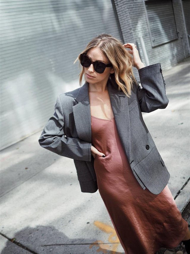 Slip dress   blazer: Cặp đôi trái dấu giúp nàng 30  đẹp xuất sắc trong ngày trở lại sở làm - Ảnh 10.