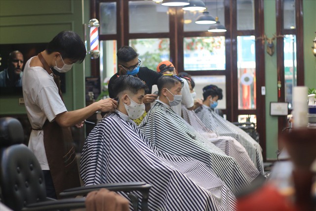 Cảnh chưa từng thấy ở tiệm cắt tóc Thủ đô, cả dãy dài khách ngồi trật tự chờ đến lượt được cắt  - Ảnh 2.