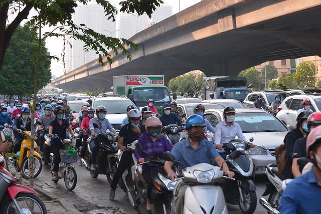 Người dân Thủ đô bắt đầu quay lại với món đặc sản tắc đường trong ngày đầu Hà Nội áp dụng Chỉ thị 15 - Ảnh 1.
