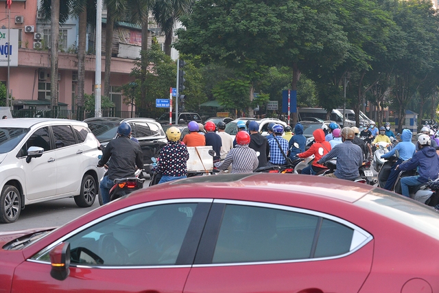 Người dân Thủ đô bắt đầu quay lại với món đặc sản tắc đường trong ngày đầu Hà Nội áp dụng Chỉ thị 15 - Ảnh 9.