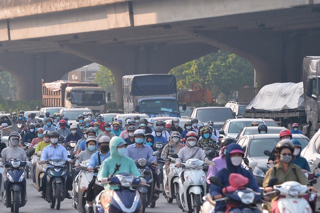Người dân Thủ đô bắt đầu quay lại với món đặc sản tắc đường trong ngày đầu Hà Nội áp dụng Chỉ thị 15 - Ảnh 10.