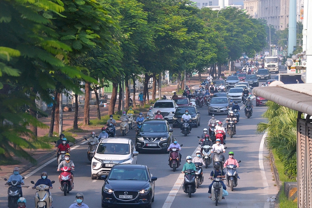 Người dân Thủ đô bắt đầu quay lại với món đặc sản tắc đường trong ngày đầu Hà Nội áp dụng Chỉ thị 15 - Ảnh 3.
