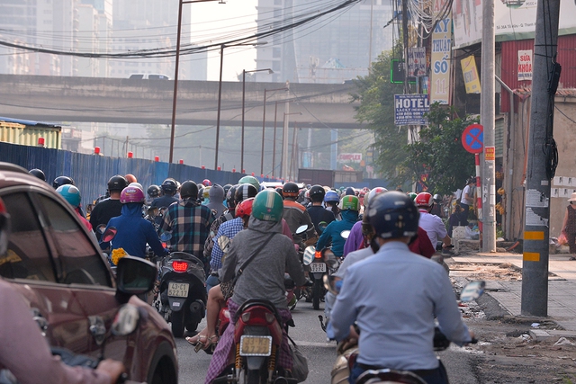 Người dân Thủ đô bắt đầu quay lại với món đặc sản tắc đường trong ngày đầu Hà Nội áp dụng Chỉ thị 15 - Ảnh 4.