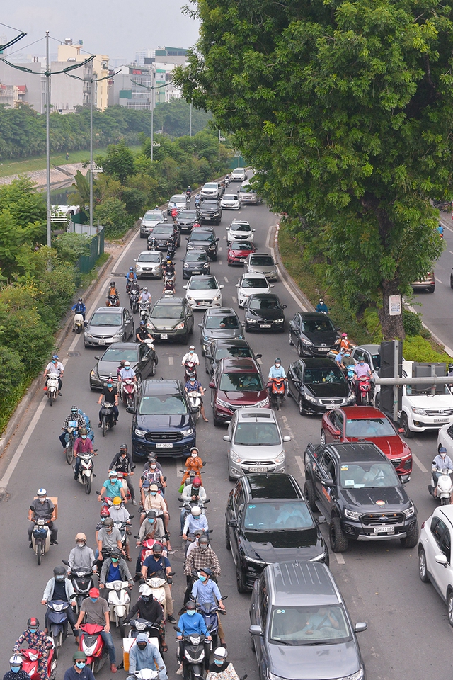 Người dân Thủ đô bắt đầu quay lại với món đặc sản tắc đường trong ngày đầu Hà Nội áp dụng Chỉ thị 15 - Ảnh 6.