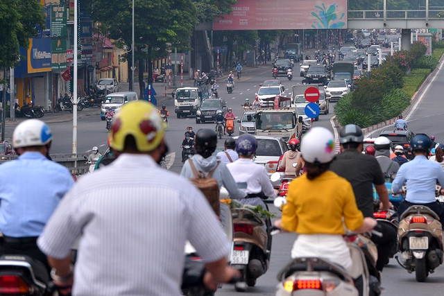 Người dân Thủ đô bắt đầu quay lại với món đặc sản tắc đường trong ngày đầu Hà Nội áp dụng Chỉ thị 15 - Ảnh 7.