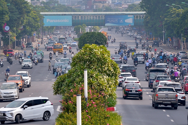 Người dân Thủ đô bắt đầu quay lại với món đặc sản tắc đường trong ngày đầu Hà Nội áp dụng Chỉ thị 15 - Ảnh 11.